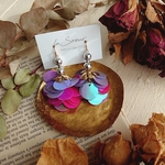 たっぷりスパンコールの花咲きピアス /イヤリング