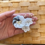 つまみ細工の小花コサージュ