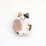 02. 何かを持つ猫