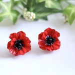 赤いアネモネの一輪咲きピアス