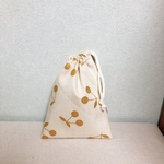 さくらんぼ柄のコップ袋 巾着袋 アイボリー×ゴールド