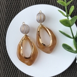 ストライプ×ライトブラウンの大ぶりピアス/イヤリング