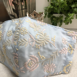 ❰ハンドメイド❱・立体型マスクかわいらしい、やわらかい薔薇刺繍(ブルー)※オリジナル刺繍レース生地になります
