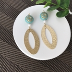 アクリル アンティーク調ターコイズブルービーズとメタルオーバル パーツの大ぶりピアス/イヤリング