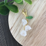 アクリルフラワー。すずらんのマスクチャーム スズラン 鈴蘭 すりガラス風 白 ホワイト かわいい ファスナーチャーム