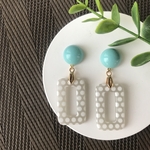 ターコイズブルーと水玉模様のアクリルパーツの大ぶりピアス/イヤリング(アンティーク、レトロ、ビンテージ、青、ドット、スクエア、長方形、