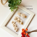 乳白色のヘアクリップ つまみ細工