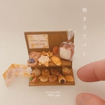 焼き立てパンとミニシェルフ