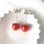 ビジューの葉っぱ付き ジューシーさくらんぼの大ぶりピアス/イヤリング(アンティーク、レトロ、ビンテージ、大ぶり、可愛い、揺れる、さくらんぼピアス、さくらんぼイヤリング