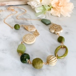 ◇グリーンとアンティークホワイトのロングネックレス