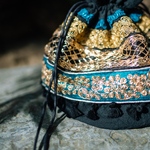 【ラスト1点】インドスペインブレード丸底巾着バッグ ザリ刺繍 フリンジ 花柄 スパンコール ゴールド グリーン リネン 麻