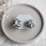 ビーズフラワー イヤリング・ピアス ブルーグレー