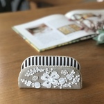 メガネスタンド クローバーと北欧風木の実レース ブラウンストライプ 眼鏡を迷子にしない眼鏡置き