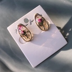 小さな薔薇を閉じ込めた イヤリング/アシンメトリー/変形 メタルフープ