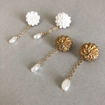 揺れる小さなダリアのピアス