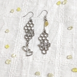 ハチとハートが揺れる ピアス、イヤリング (シルバー)