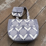 大きなチューリップ。春待つラウンドトートバッグ。グレー