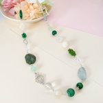 爽やかグリーンのロングネックレス