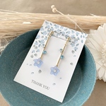 ベビーブルーのお花イヤリング
