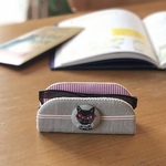 おしゃれ赤メガネの猫さん メガネスタンドで 心地よいお部屋に。