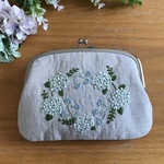 紫陽花アナベルと青い小花刺繍 リネンがま口ポーチ がま口通帳ケース