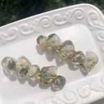 白いお花と葉っぱの不揃いな花鉱石 バレッタ/ゴールド