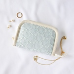 カットワークレースのラウンドファスナーアクセサリーポーチ(アンティークブルー)