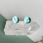 翡翠色の一粒ピアス