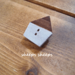 ☆送料無料☆ 陶土ブローチSサイズ⑮ 2つ窓茶色屋根