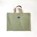 *手刺繍*小さな車のレッスンバッグ (ネイビーの車 × カーキ)