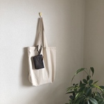 レザー ダークブラウンの革 ストラップのついたポーチ パスケースにも