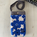 あったら便利♪ふんわり大きめのスマホポシェット 北欧お花ブルー