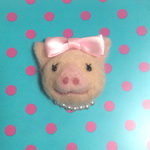 ぶたに真珠ブローチ