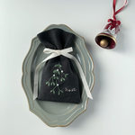 リネンのサシェ 宿り木の刺繍