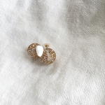 小粒シェルピアスとドイツ製フラワーボールバックキャッチ