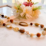 ベージュとブラウンのロングネックレス