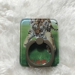 リングを掴みに来ている子トラのスマホリング