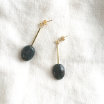 モスアゲートと真鍮のぶら下がりピアス