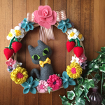 フエルトのお花とグレー猫のリース