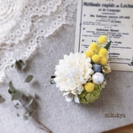 マムとミモザのコサージュ アイボリー+GR