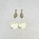 NEW✨【セール中✨】ホワイト花びらと葉っぱのイヤリング ピアス変更OK