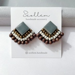 美濃焼タイルとウッドビーズの扇形イヤリング/ピアス 【チャコールグレー】