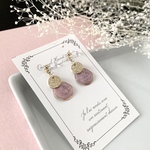 スモーキーピンクのラウンドプレートイヤリング