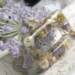 花と窓枠ブローチ/白いかすみ草とラベンダーの花びら/ゴールド