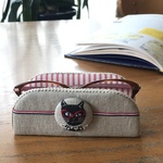 パリジェンヌ赤いメガネの 黒猫さんの メガネスタンドで 心地よいお部屋に。