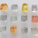 958 ガラスビーズ 変形キューブ型 9〜11mm
