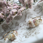 小さな白いお花と優しいピンクのつぶつぶイヤーカフ/ピンキーリング/ゴールド