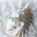 薄い水色のシーグラスとビーズのブレスレット