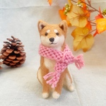 【羊毛フェルト】クセのあるおすわりをする柴犬 (ピンクのマフラー付き)