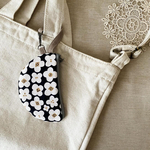 北欧黒い小花 ミニポーチ 半月のかたち ミニ持ち手付き